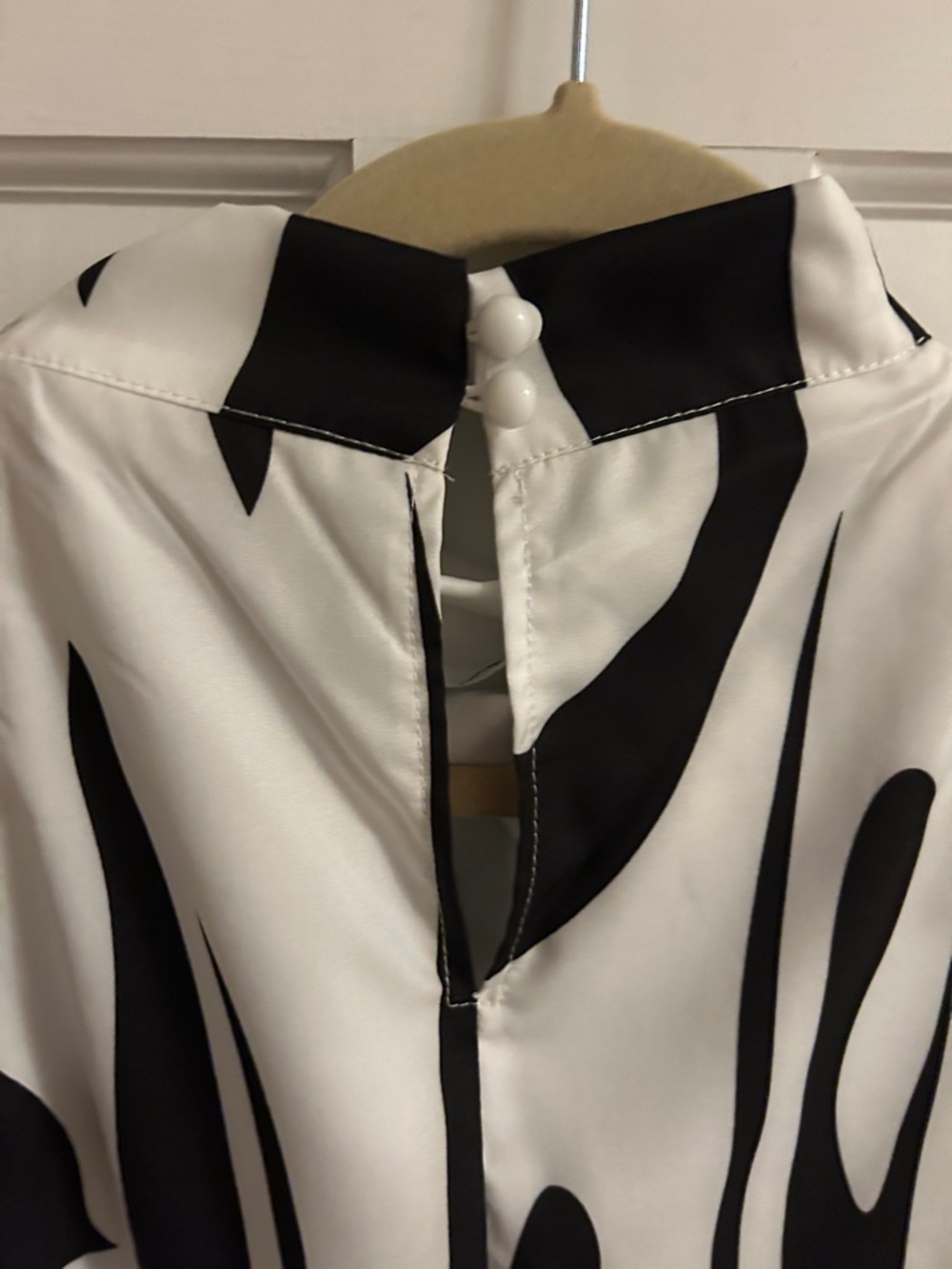 Sleeveless Black & White Top - Picture 5 of 6